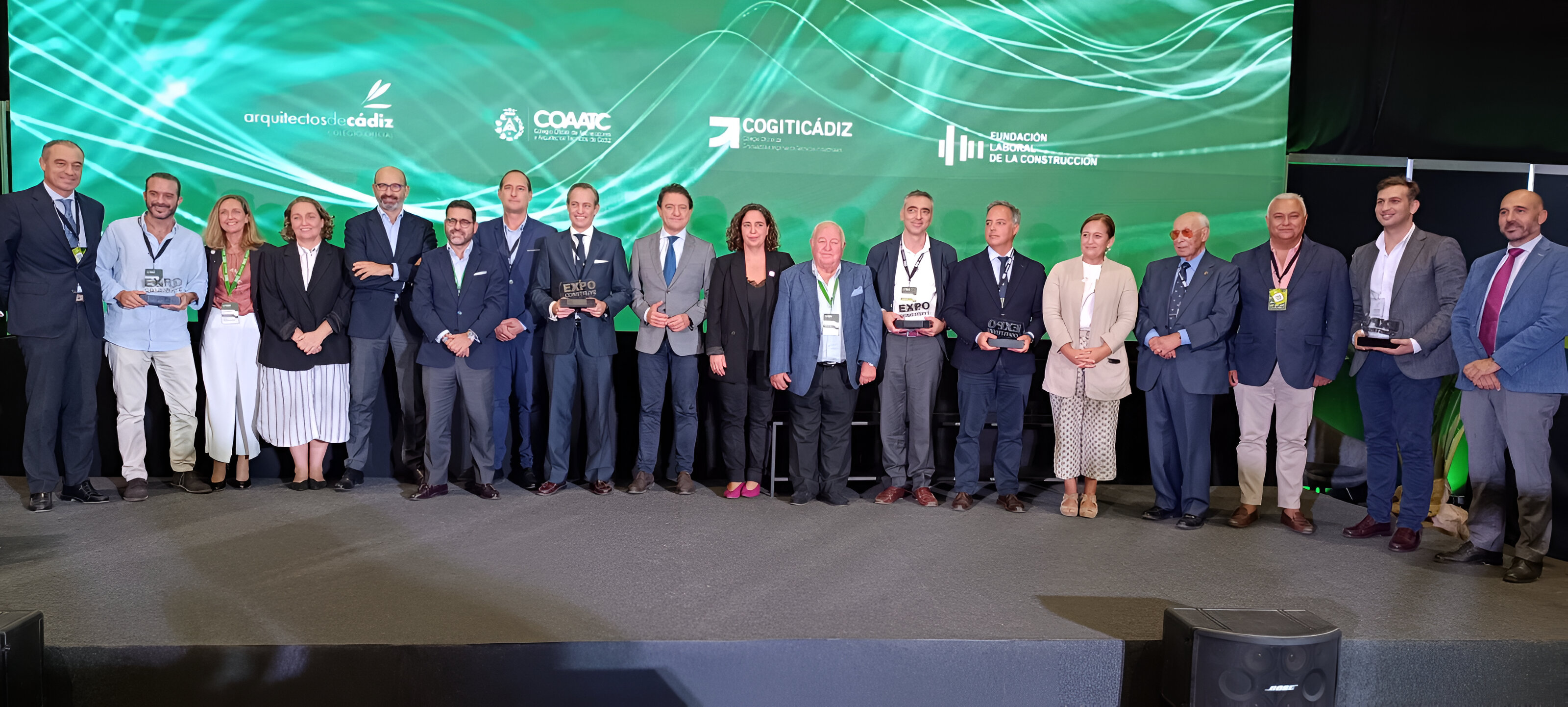 3_entrega_premios_expoconstruye_foto_familia.jpeg